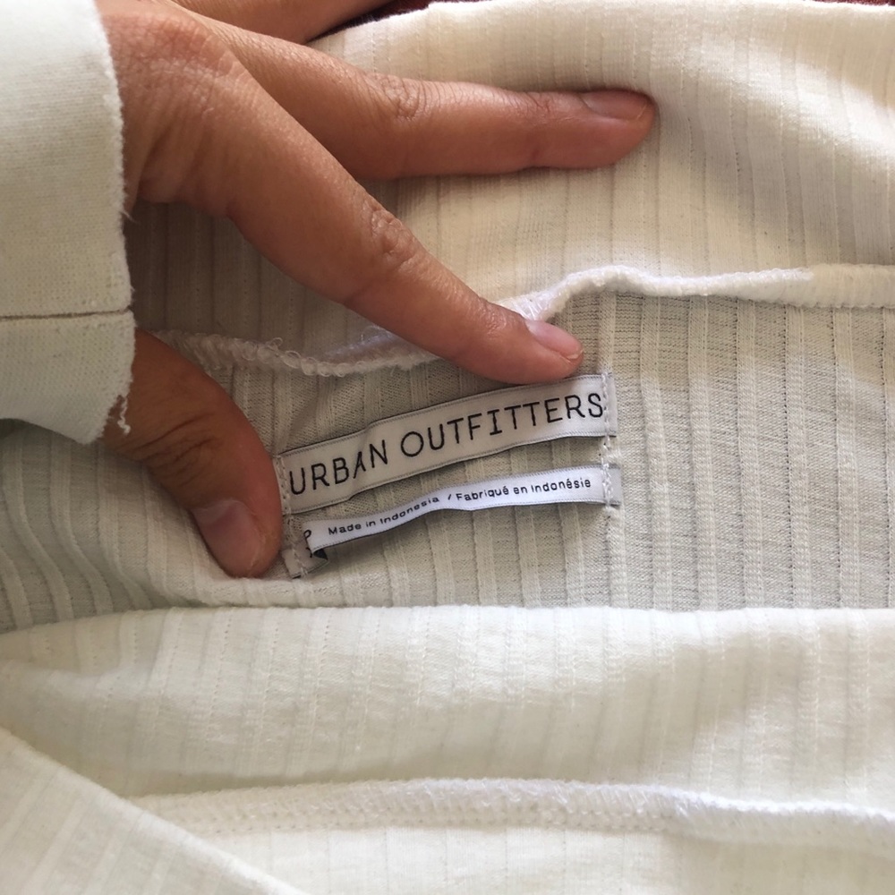 NEW WITH TAGS Urban Outfitters Top! - Picture 4 of 5